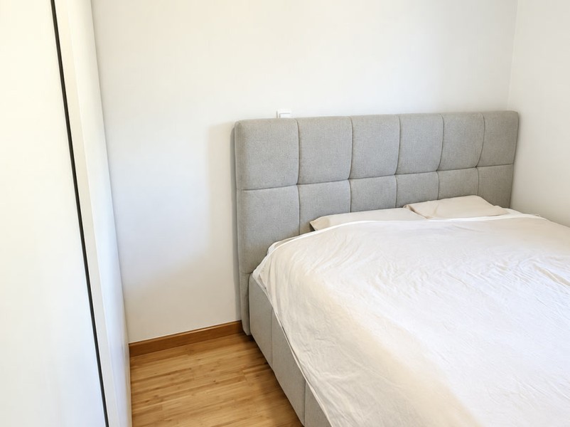 Chambre avec lit capitonné