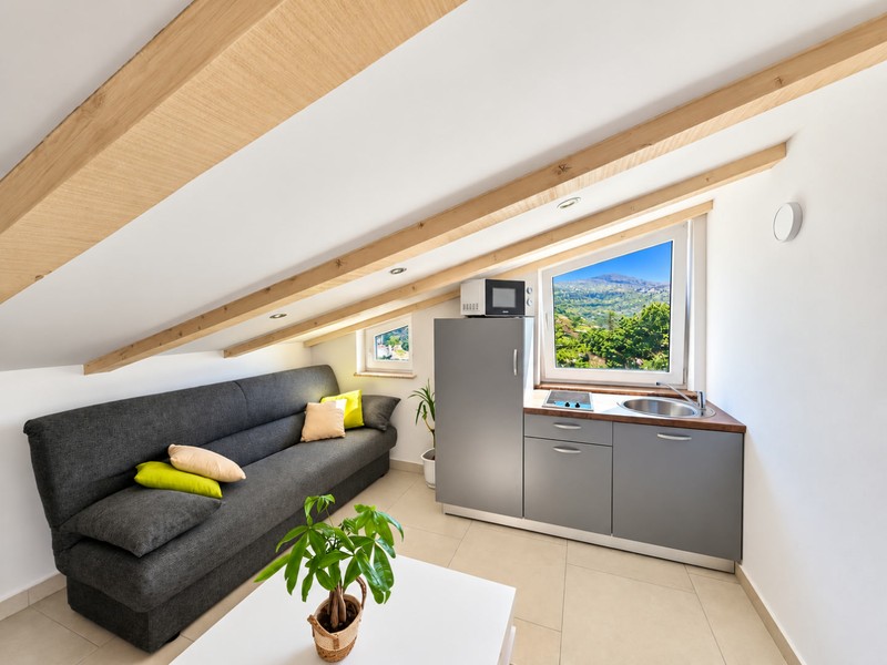 Canapé et kitchenette dans le studio