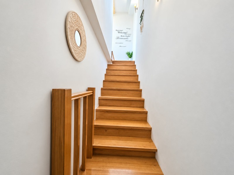 Escalier en bois menant au niveau supérieur