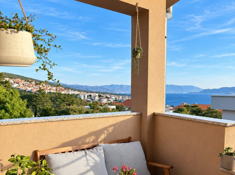 Coin salon sur le balcon avec vue sur la localité