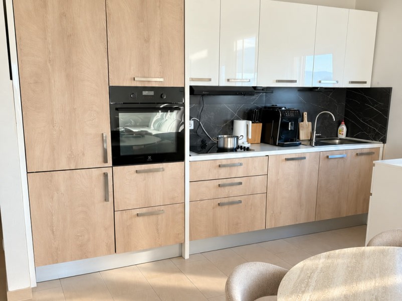 Cuisine avec façades en bois et appareils encastrés