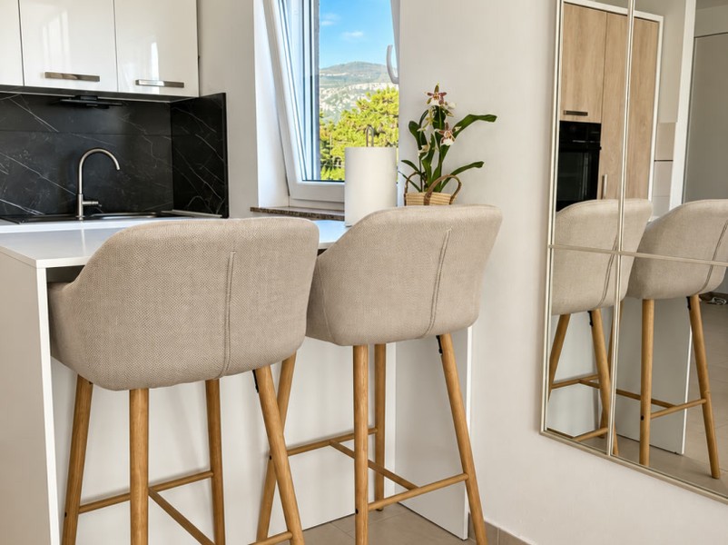 Plan de travail de cuisine avec tabourets de bar