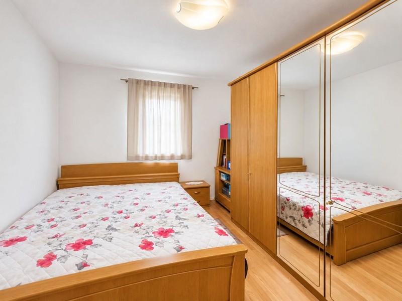 Chambre avec lit double et armoire à miroir