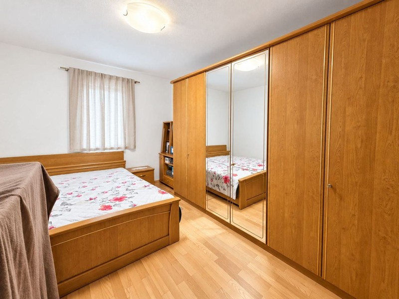 Chambre avec grande armoire