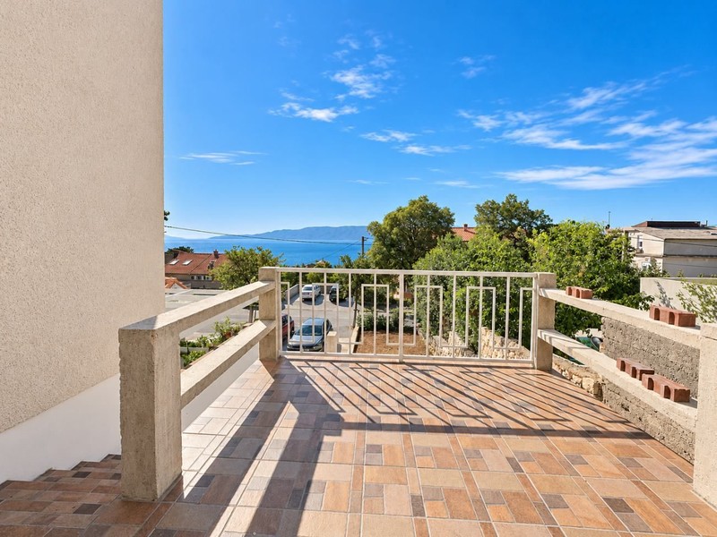 Terrasse avec garde-corps et vue sur la mer