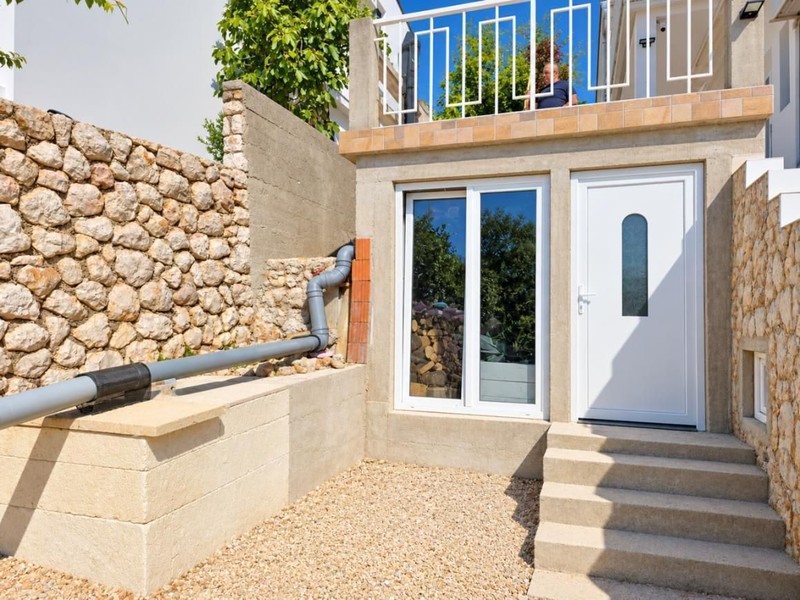 Entrée de l'appartement avec escalier