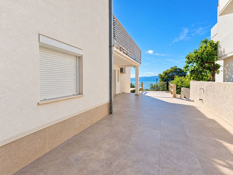 Surface pavée à côté de la maison avec vue mer