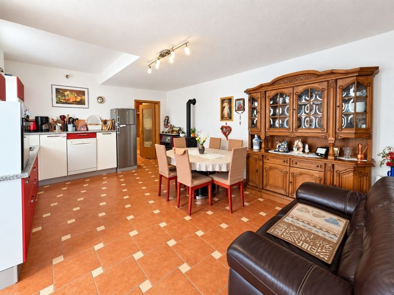 Cuisine avec coin repas et vaisselier