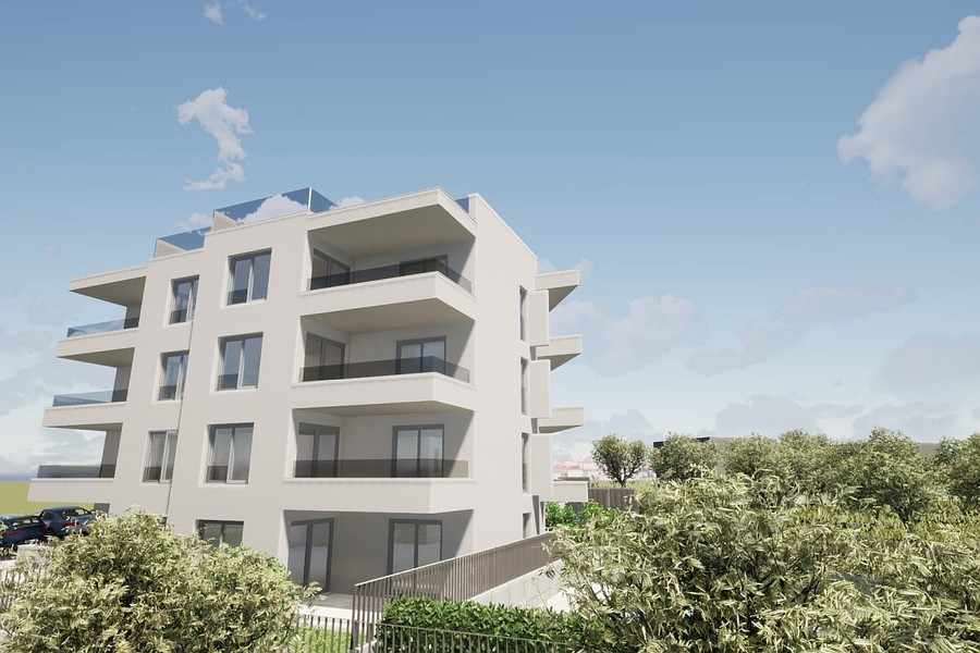Façade claire avec terrasses couvertes