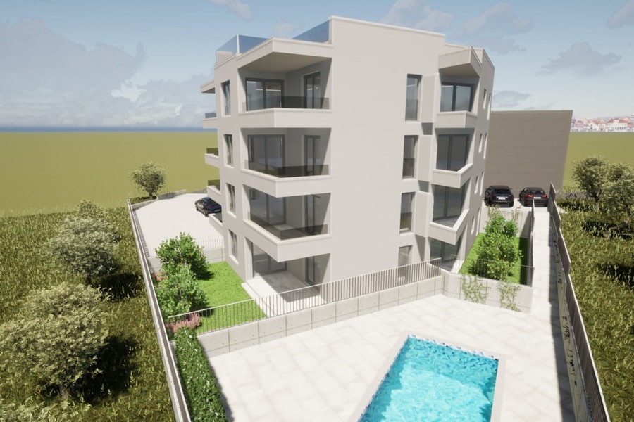 Façade avec grands balcons et jardin