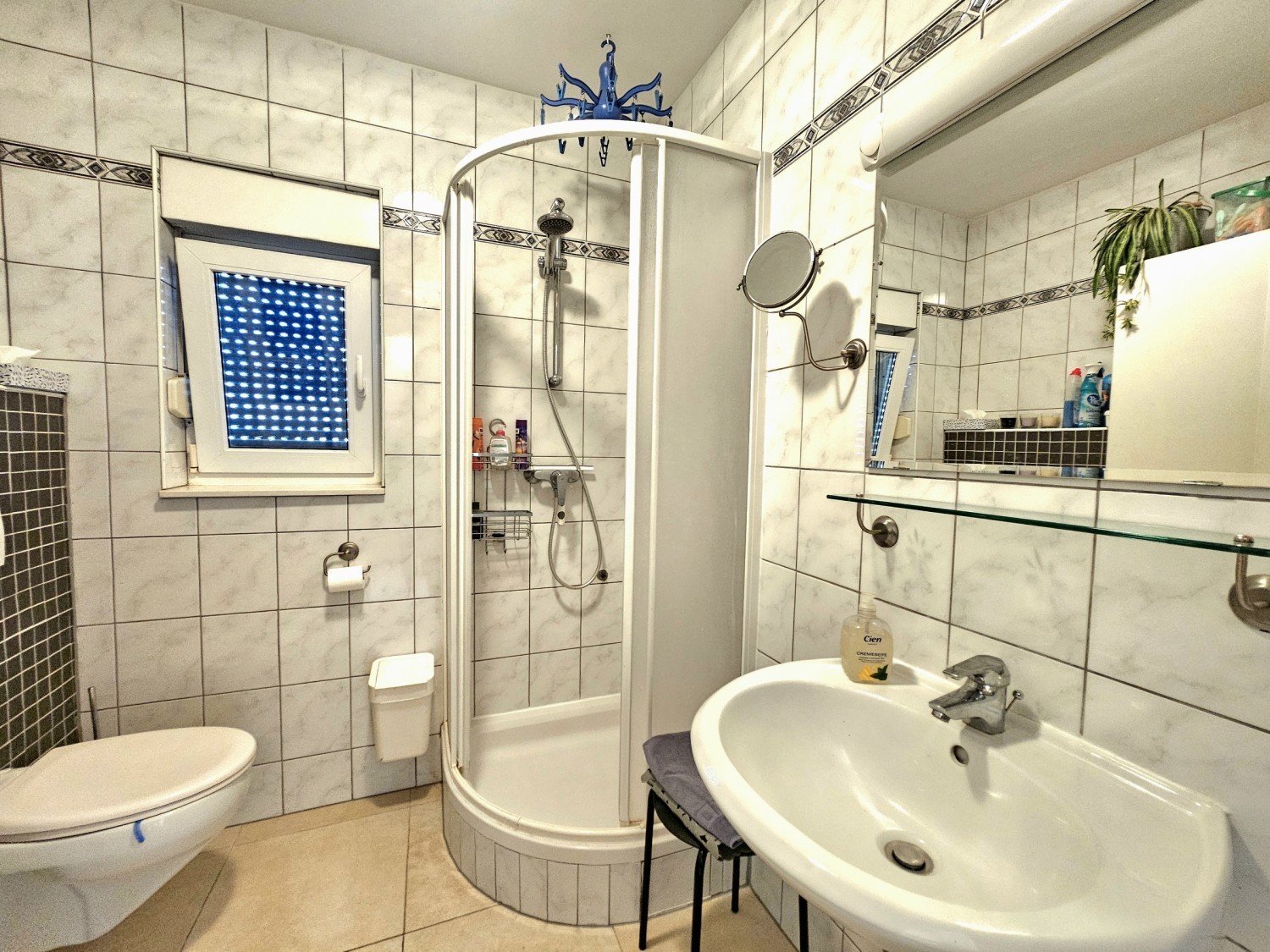 Salle de bain avec douche d'angle, lavabo et WC