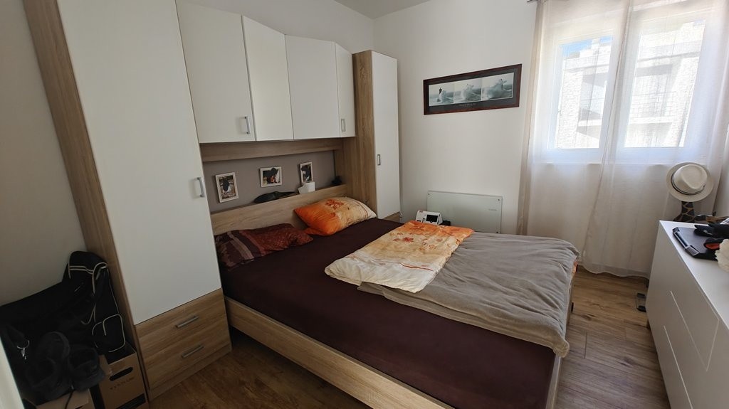 Chambre avec lit double et armoire