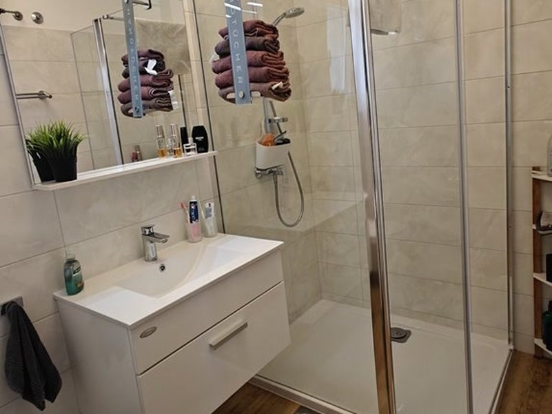 Salle de bains avec douche