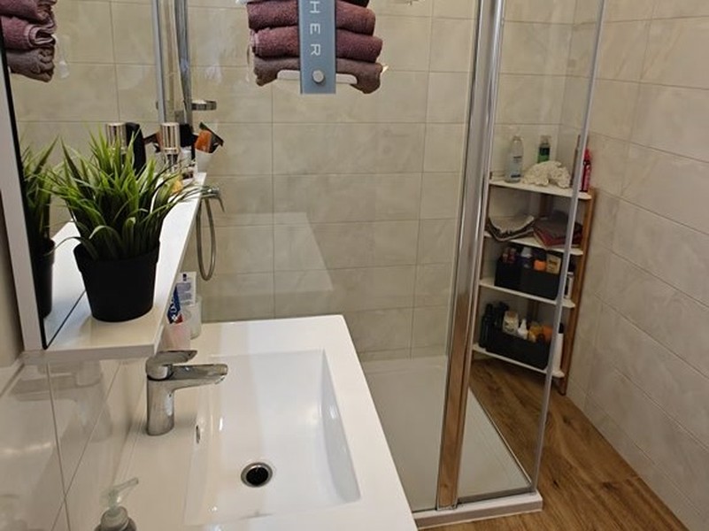 Lavabo dans la salle de bains