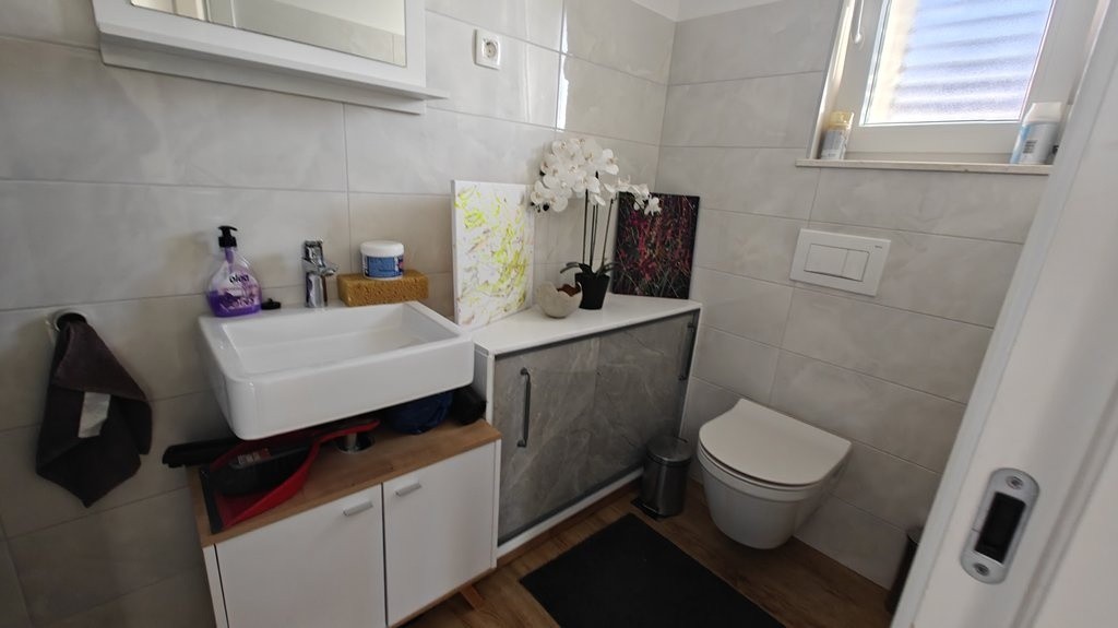 WC séparé avec lavabo