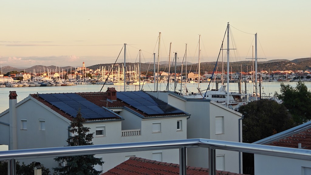 Appartement avec terrasse sur le toit et vue sur le port de Murter, Dalmatie