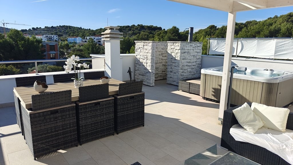 Terrasse sur le toit avec jacuzzi et salon de jardin