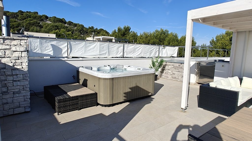 Terrasse sur le toit avec jacuzzi et pergola