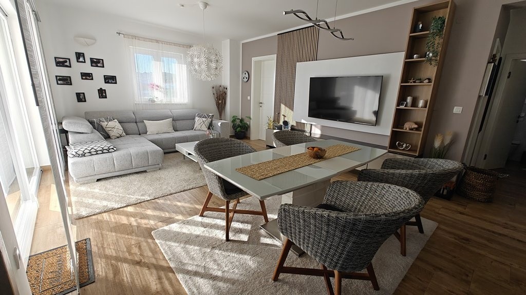 Espace de vie avec canapé et tapis