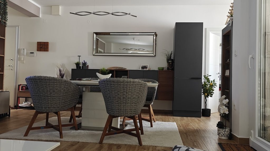 Coin repas avec table et chaises