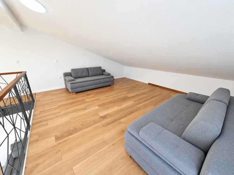 Mezzanine avec plancher en bois sous le toit en pente