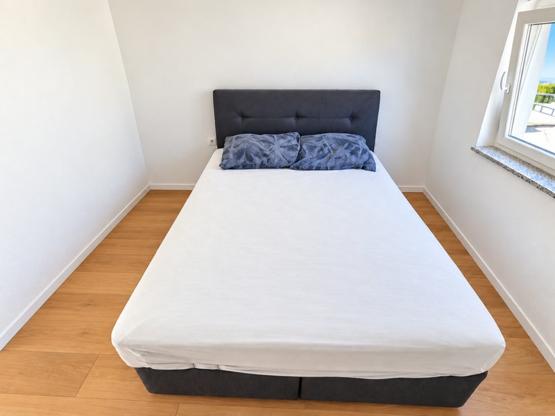 Chambre avec lit double et fenêtre
