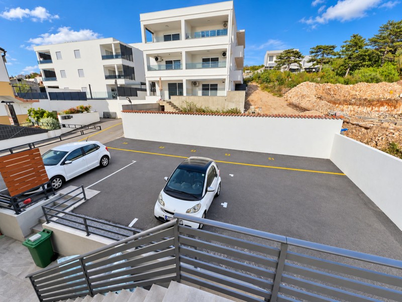 Place de parking devant l'immeuble