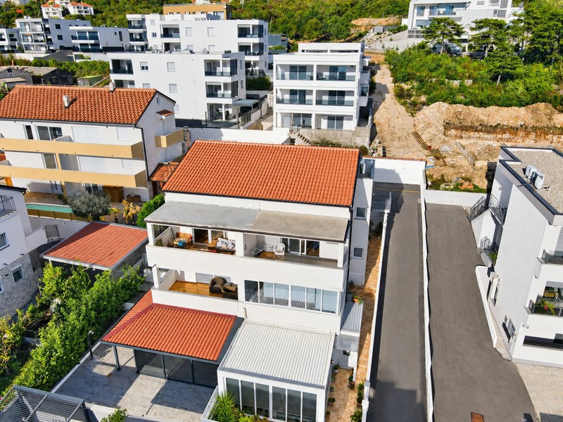 Immeuble résidentiel au toit rouge vu d'en haut