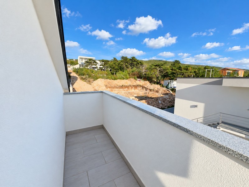 Balcon avec garde-corps et vue sur la verdure