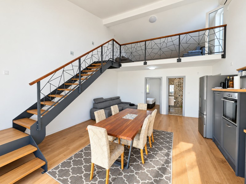 Vue depuis l'entrée sur la cuisine et l'escalier