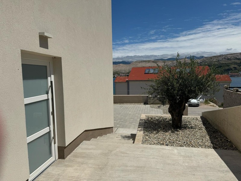 Entrée de la maison avec olivier et vue sur la mer