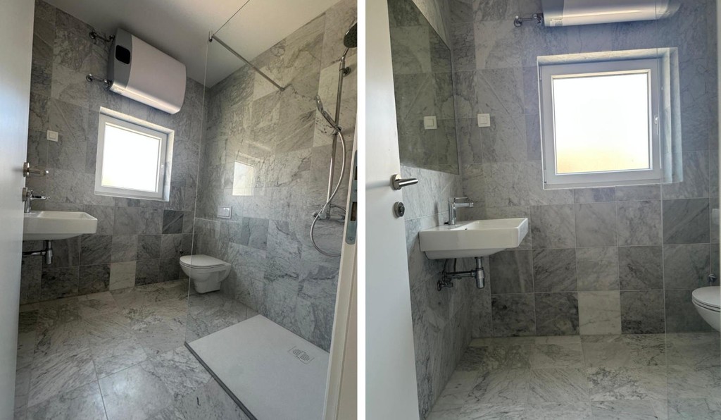 Salle de bains avec douche, lavabo et toilettes