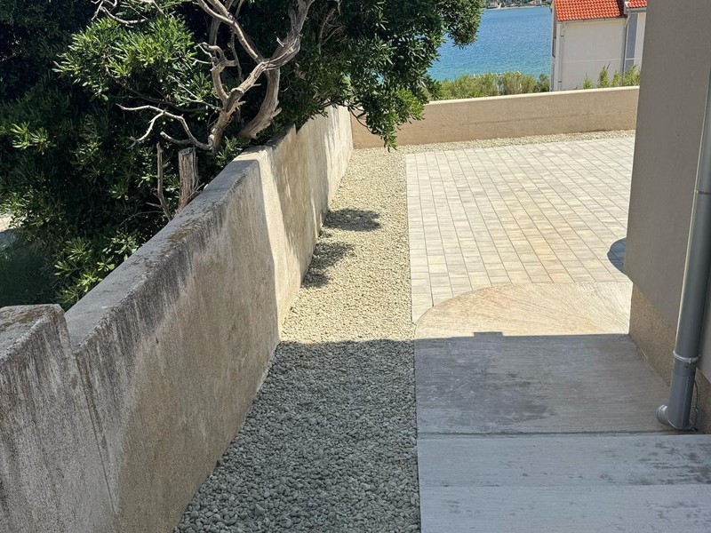 Cour avec vue sur les toits et la mer