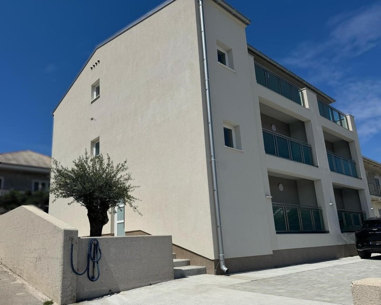 Bâtiment neuf avec cinq appartements et balcons à Pag