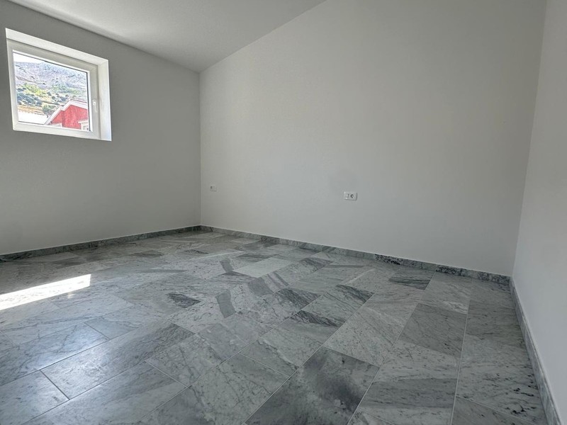 Chambre avec plafond en pente et fenêtre