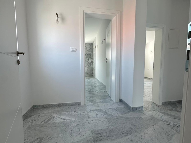 Couloir avec accès à la salle de bain et à la chambre