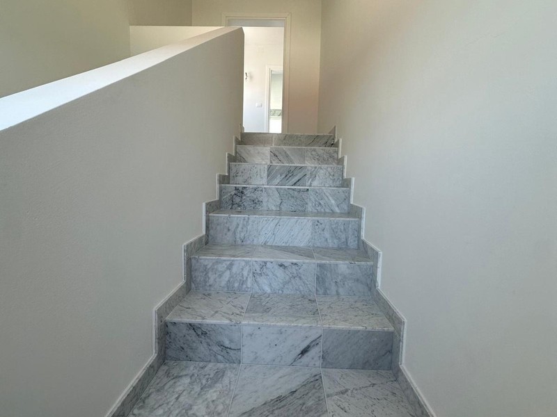 Escalier en marbre menant au penthouse