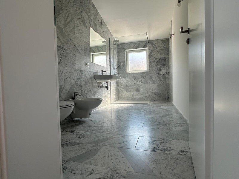 Deuxième salle de bain avec fenêtre