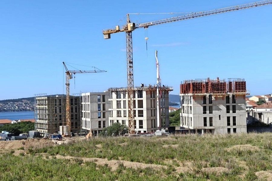 Chantier de la résidence avec vue sur la baie de Trogir