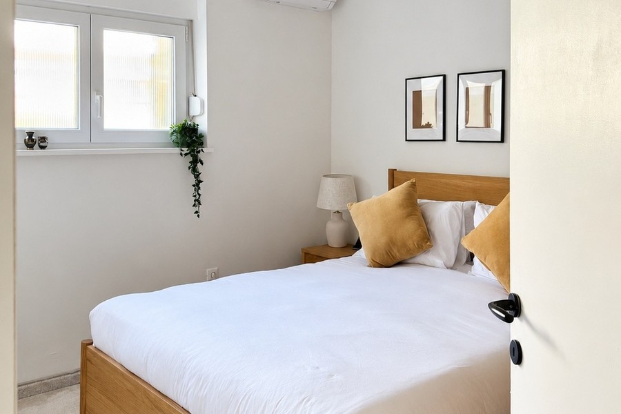 Chambre avec lit double et fenêtre