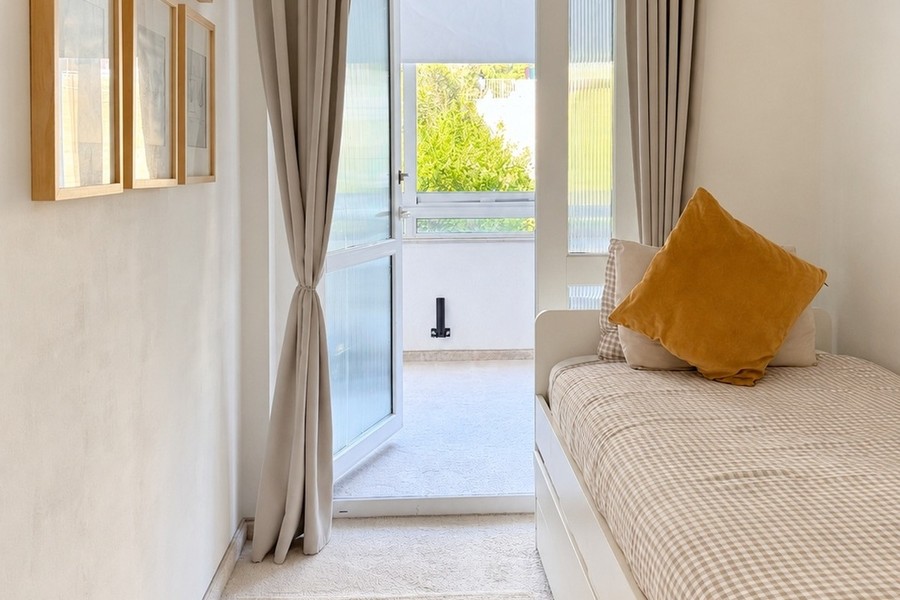 Chambre avec accès à la loggia