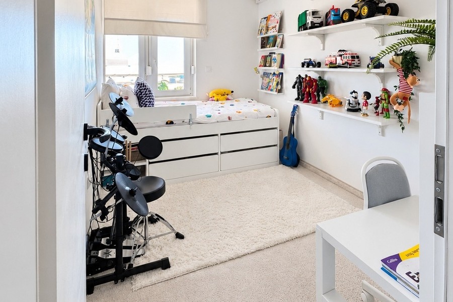 Chambre d'enfant avec lit, étagères et bureau