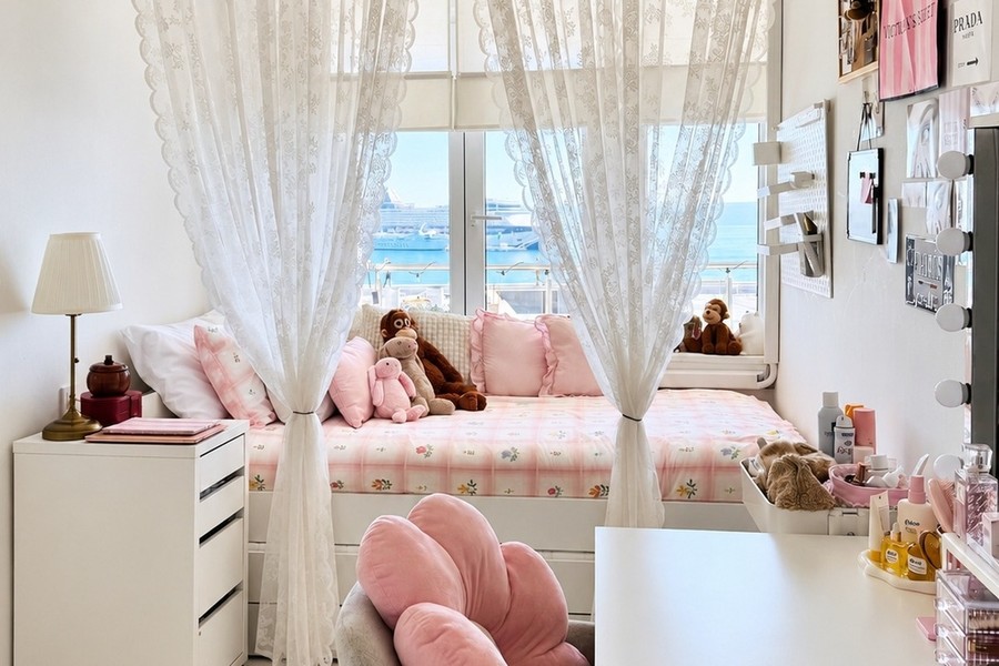 Chambre d'enfant avec fenêtre donnant sur la mer
