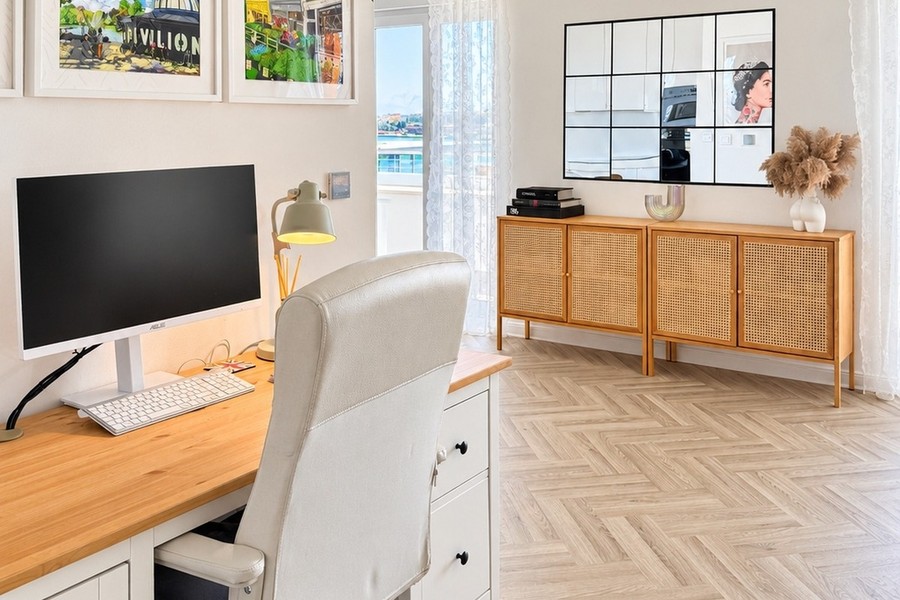 Bureau avec écran et vue sur la fenêtre