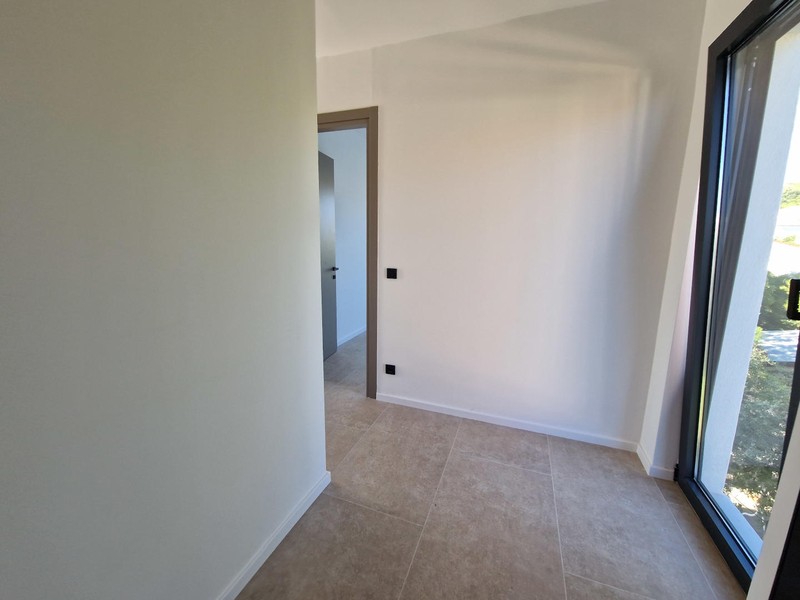 Couloir avec accès aux pièces