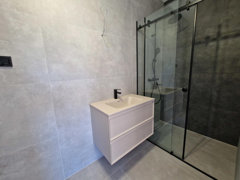 Salle de bain avec douche et lavabo