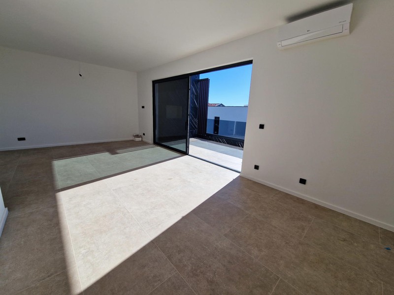 Salon avec porte coulissante élévatrice donnant sur la loggia