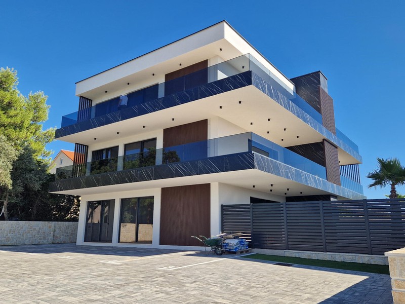 L'une des maisons avec places de parking