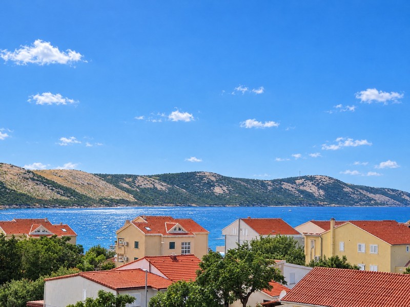 Vue depuis la terrasse sur les toits et la mer