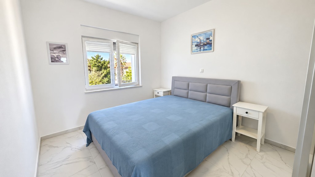 Deuxième chambre avec table de chevet